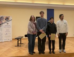 Freuen sich über das herausragende Abschneiden (von links): Lehrkraft Christel Kelemen, die beiden Preisträger Jakob Freist und Viktor Min sowie Lehrkraft Sebastian Chica Villa. Foto: Anna Yun