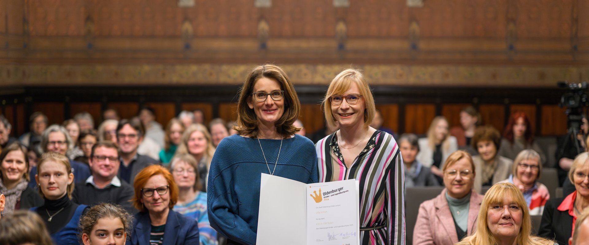 Autorin Ulla Schuh (links) wurde mit dem Kinder- und Jugendbuchpreis der Stadt Oldenburg 2024 ausgezeichnet. Bürgermeisterin Nicole Piechotta (rechts) verkündete die Preisträgerin. Foto: Mohssen Assanimoghaddam