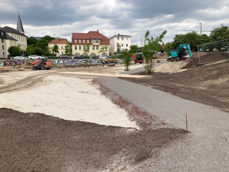 Erste Wege und der Holzsteg sind auf der Fläche hergestellt. Foto: Stadt Oldenburg