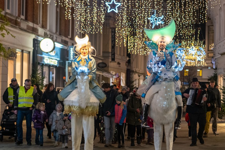 Weihnachtliche Laternenwanderung mit mystischen Lichtwesen zum Lamberti-Markt 2024. Foto: Sascha Stüber