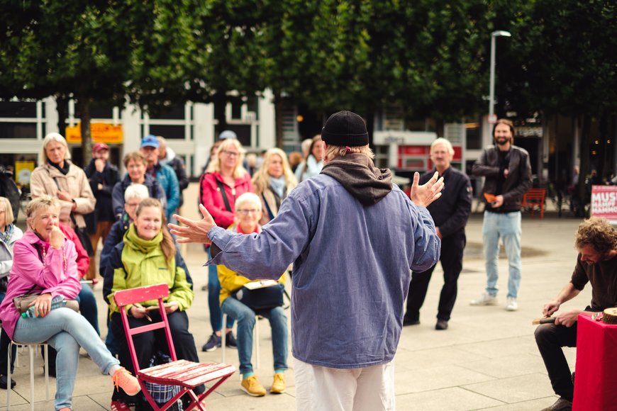 Schauspieler "Käpt'n Claas" gibt dem Publikum sein Seemannsgarn zum Besten. Foto: Richard Kachel 
