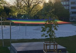 Die neu installierten Sonnensegel läuten die Sommersaison im Heiligengeistpark ein. Foto: Stadt Oldenburg