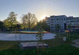 Die neu installierten Sonnensegel läuten die Sommersaison im Heiligengeistpark ein. Foto: Stadt Oldenburg