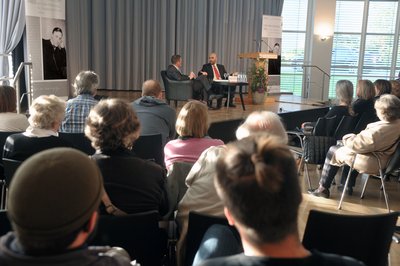 Holger Ahäuser (links) und Ahmad Mansour im Gespräch. Foto: Peter Kreier.