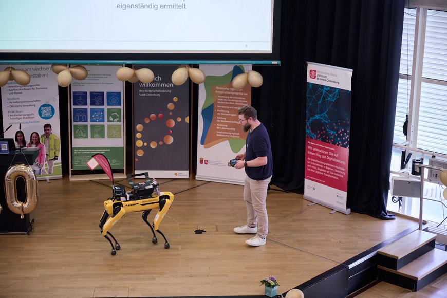 Mitarbeiter der Jade Hochschule steuert den Roboterhund. Foto: Foto- und Bilderwerk