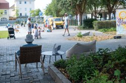 Soll einen Namen bekommen: die neue Freizeitfläche an der 91er-Straße, hier am Eröffnungstag mit Angeboten des Spielefanten. Foto: Sascha Stüber