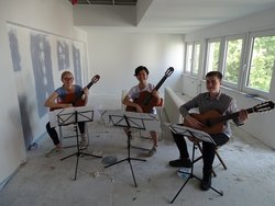 Inka, Aiko und Fynn beim musikalischen Videodreh zu „Gitarren auf der Baustelle“ der künftigen neuen Musikschule. Foto: Stadt Oldenburg Inka, Aiko und Fynn beim musikalischen Videodreh zu „Gitarren auf der Baustelle“ der künftigen neuen Musikschule. Foto: Stadt Oldenburg