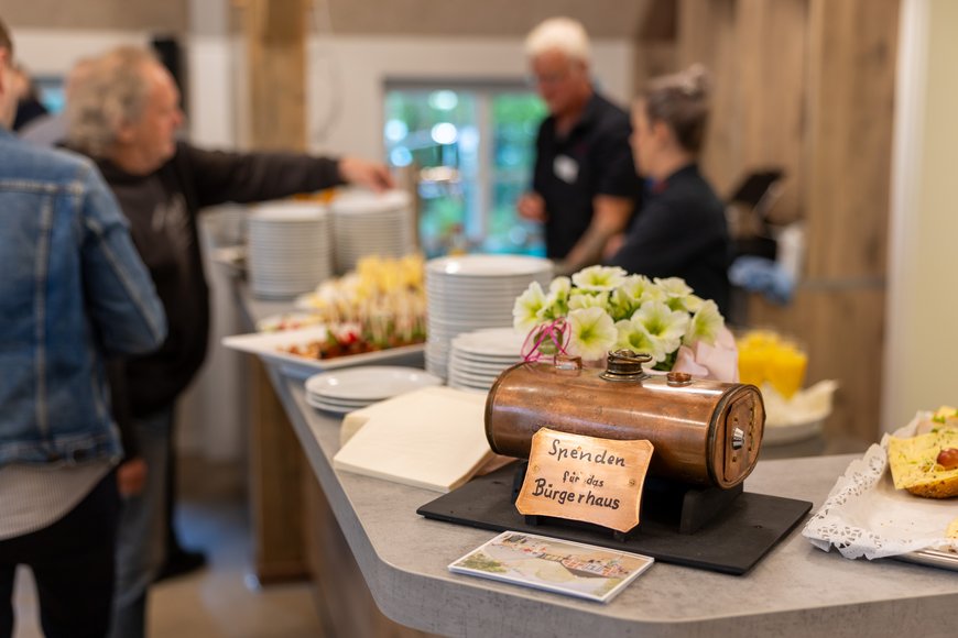 Sascha Stüber Buffet und Spendendose. Foto: Sascha Stüber