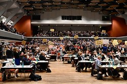 Stadion-Atmosphäre in der Kongresshalle der Weser-Ems-Hallen: Nach der Entscheidung des Rates zum Neubau eines Stadions brandete lautstarker Jubel auf. Foto: Sascha Stüber