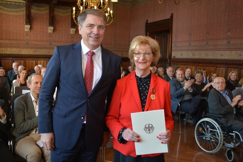Oberbürgermeister Jürgen Krogmann übergibt die Verdienstmedaille des Verdientkreuzes der Bundesrepublik an Gertrud Suntrup. Foto: Stadt Oldenburg