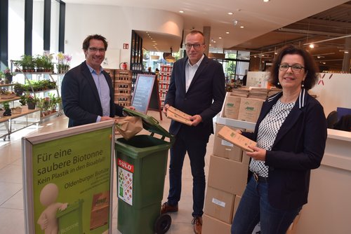Werben für die Biomülltüte: (von links) AWB-Betriebsleiter Volker Schneider-Kühn, aktiv & irma-Geschäftsführer Günter Walter und  Angelika Wosnitza (Zentrale/Verwaltung aktiv & irma). Foto: Stadt Oldenburg