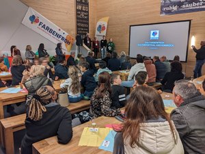 Menschen bei der Premierenfeier zum Stadtteilsong mit Musikvideo Kreyenbrück inTakt. Foto: Farbenfroh Kulturfestival Kreyenbrück Menschen bei der Premierenfeier zum Stadtteilsong mit Musikvideo Kreyenbrück inTakt. Foto: Farbenfroh Kulturfestival Kreyenbrück