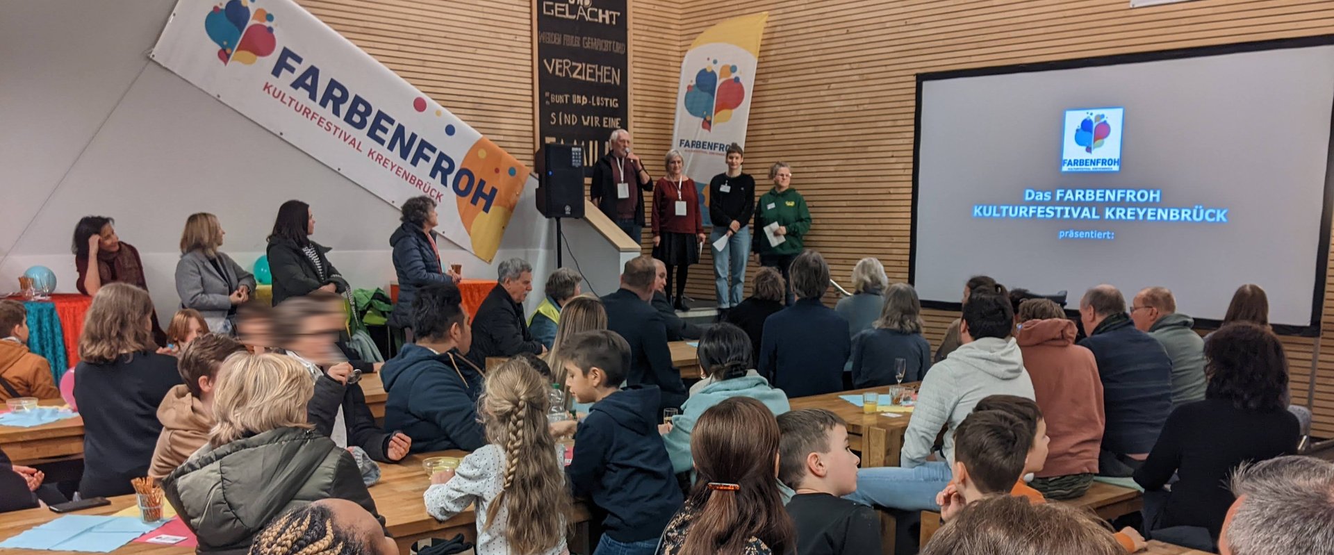 Menschen bei der Premierenfeier zum Stadtteilsong mit Musikvideo Kreyenbrück inTakt. Foto: Farbenfroh Kulturfestival Kreyenbrück