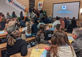 Menschen bei der Premierenfeier zum Stadtteilsong mit Musikvideo Kreyenbrück inTakt. Foto: Farbenfroh Kulturfestival Kreyenbrück