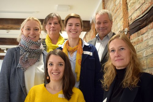 Setzen sich für in der Prävention von Schulversäumnissen ein (v.l.n.r.): Viviane Albers (Institut für Sonder- und Rehabilitationspädagogik der Universität Oldenburg) Beate Kaminski (Niedersächsische Landesschulbehörde) Tomke Weihrauch (Institut für Sonder- und Rehabilitationspädagogik) Clarissa Dennerlein (Leitung des Teams Wendehafen der Stadt Oldenburg) Prof. Dr. Heinrich Ricking (Institut für Sonder- und Rehabilitationspädagogik) Dr. Melanie Buß (Didaktische Leiterin der OBS Osternburg). Foto: Stadt Oldenburg.