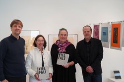 Stadtmuseumsleiter Dr. Steffen Wiegmann, Leiterin Artothek Dr. Sabine Isensee, Geraldine Dudek, Geschäftsführer der Griffelkunst Vereinigung Hamburg Dr. Dirk Dobke Foto: Stadtmuseum Stadtmuseumsleiter Dr. Steffen Wiegmann, Leiterin Artothek Dr. Sabine Isensee, Geraldine Dudek, Geschäftsführer der Griffelkunst Vereinigung Hamburg Dr. Dirk Dobke Foto: Stadtmuseum