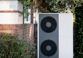 Das Bild zeigt eine doppelstöckige Wärmepumpe vor einem Altbau. Foto: Stadt Oldenburg