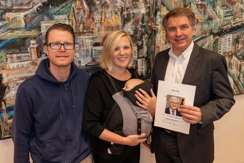 Sven und Arthy Kehmeier mit Sohn Klaas auf dem Arm erhalten von Oberbürgermeister Jürgen Krogmann die Urkunde zur Patenschaft. Foto: Sascha Stüber