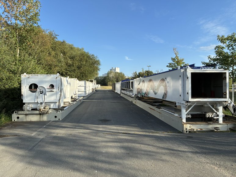 Die Transporte des Riesenrades warten auf den Aufbau des Kramermarktes 2026. Foto: Stadt Oldenburg
