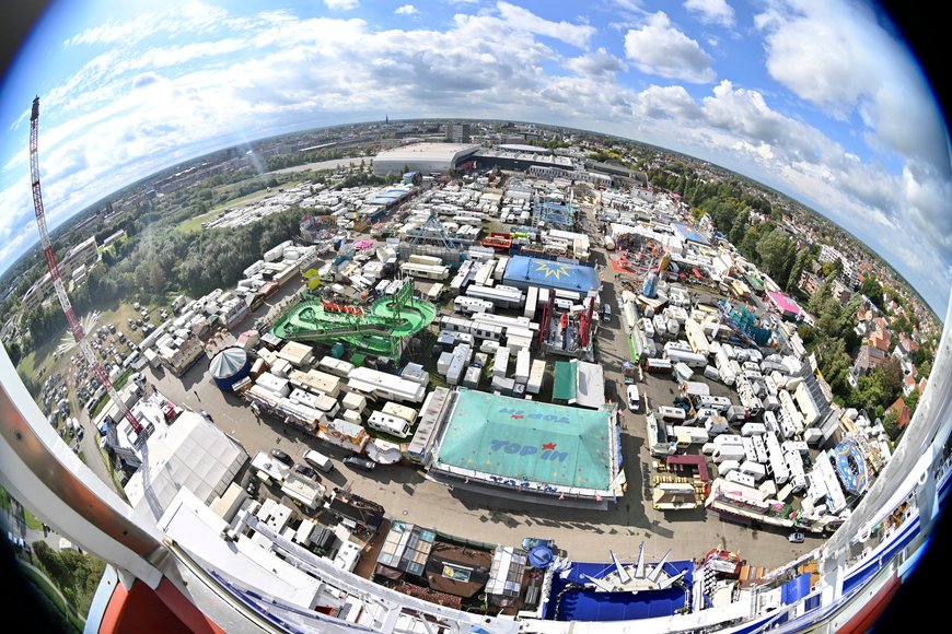 Blick aus dem Riesenrad über den fast fertigen Kramermarkt am 26. September 2024. Foto: Sascha Stüber