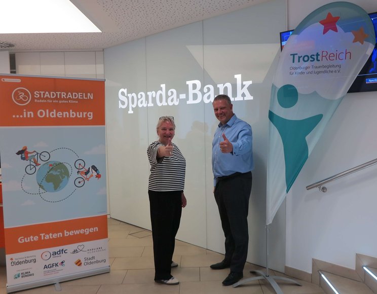 Hermann Kruse, Filialleiter der Sparda-Bank West eG, und Antje Möhrmann, Vorstand TrostReich e.V., freuen sich auf viele Kilometer für das Erreichen des siebten Etappenziels. Foto: Stadt Oldenburg