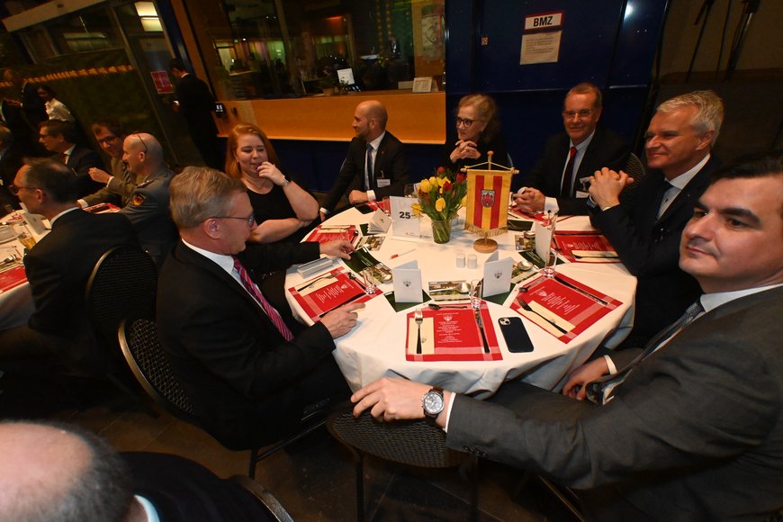 Eingeladene Gäste an einem Tisch in der Niedersächsischen Landesvertretung. Foto: Torsten von Reeken