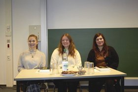 Moderationsteam und Dozentin Ella Margaretha Karnatz. Foto: Natalie Ebbecke / Institut für Germanistik, Carl von Ossietzky Universität