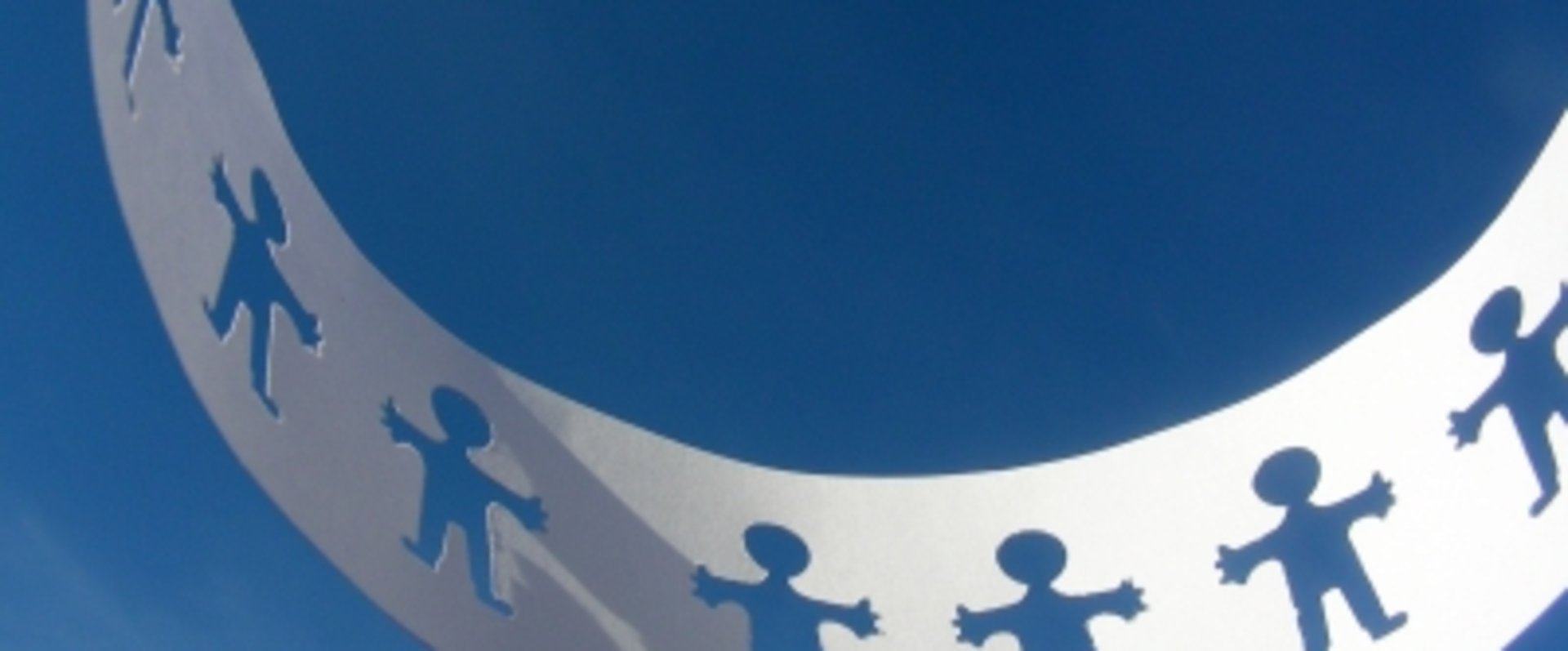 Figuren vor Himmel. Foto: S. Hofschlaeger/pixelio.de