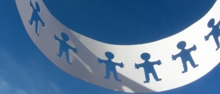 Figuren vor Himmel. Foto: S. Hofschlaeger/pixelio.de