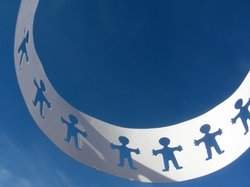 Figuren vor Himmel. Foto: S. Hofschlaeger/pixelio.de