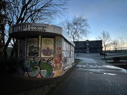 Vorne im Bild ist das alte Kassenhäuschen zu sehen, im Hintergrund steht der umzäunte Müllbunker. Foto: Stadt Oldenburg