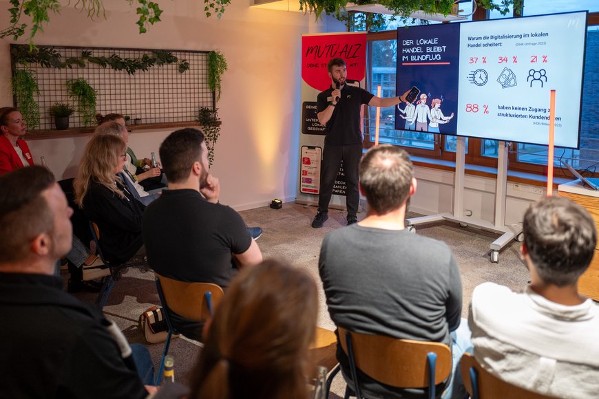 Marian-Noel Eckardt, Gründer und Geschäftsführer von Mutualz, präsentiert vor Teilnehmenden die Software-Lösung von Mutualz für den inhabergeführten Einzelhandel und die Gastronomie. Foto: Sascha Stüber