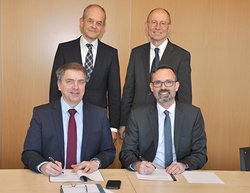 Sitzend von links: Oberbürgermeister Jürgen Krogmann, Jürgen Bath (TGO). Stehend von links: Prof. Dr. Dr. Hans Michael Piper (Carl von Ossietzky Universität), Dr. Joachim Peters (Oldenburgische IHK). Foto: Oldenburgische IHK