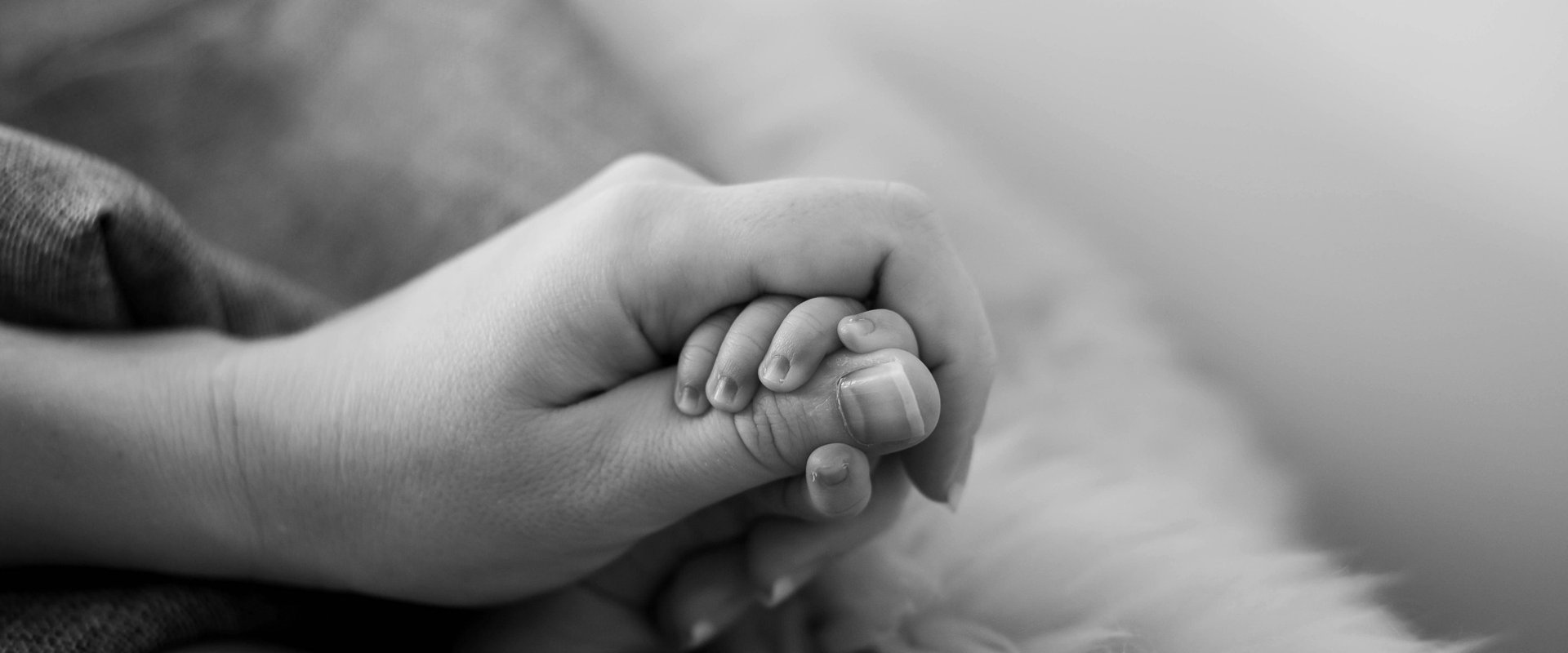 Hände von Mutter und Kind. Foto: Rebecca Scholz/Pixabay
