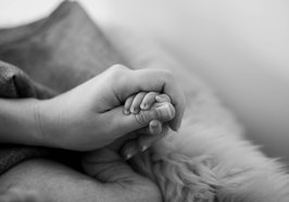 Hände von Mutter und Kind