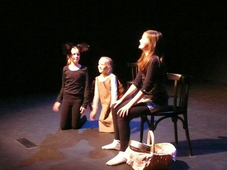 Theaterprojekt der BFD'lerin Inga Lotta Behrens mit Grundschülerinnen. Foto: Stadt Oldenburg