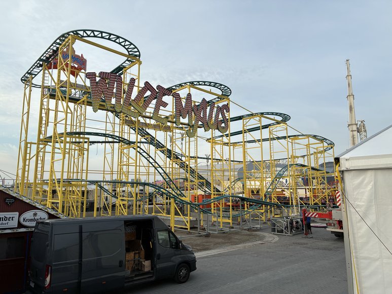 Die Achterbahn „Wilde Maus das Original“ beim Aufbau am 29. September 2026. Foto: Stadt Oldenburg