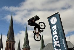 BMX-Show bei der Veranstaltung „Hallo Fahrrad!“ in Oldenburg. Foto: Hans-Jürgen Zietz