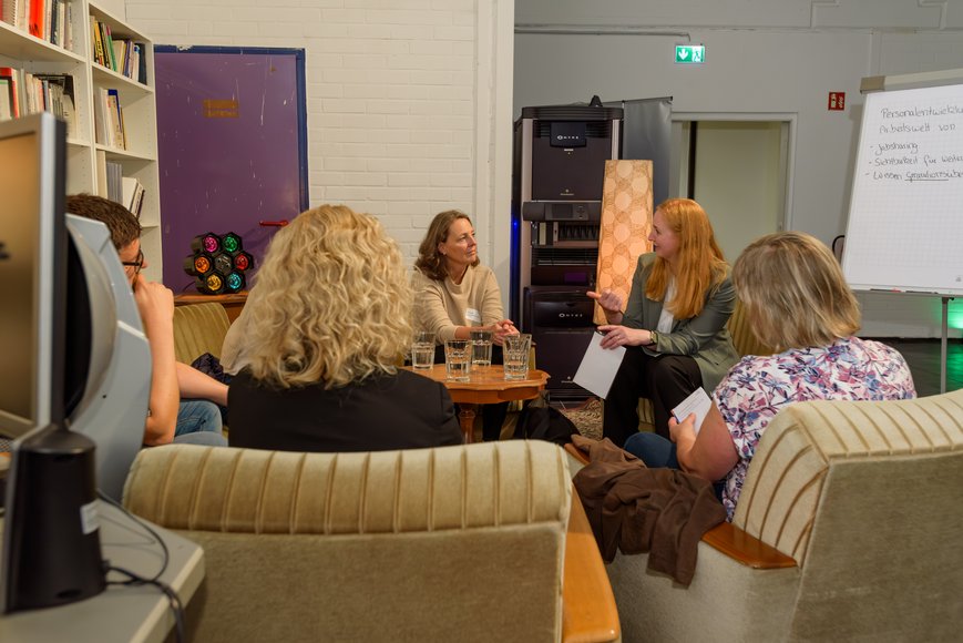 Beim Austausch im anschließenden Themen-Café tauschten sich die Teilnehmenden in kleineren Gruppen direkt mit Expertinnen und Experten zu spezifischen Fragestellungen aus. Foto: Thorsten Helmerichs