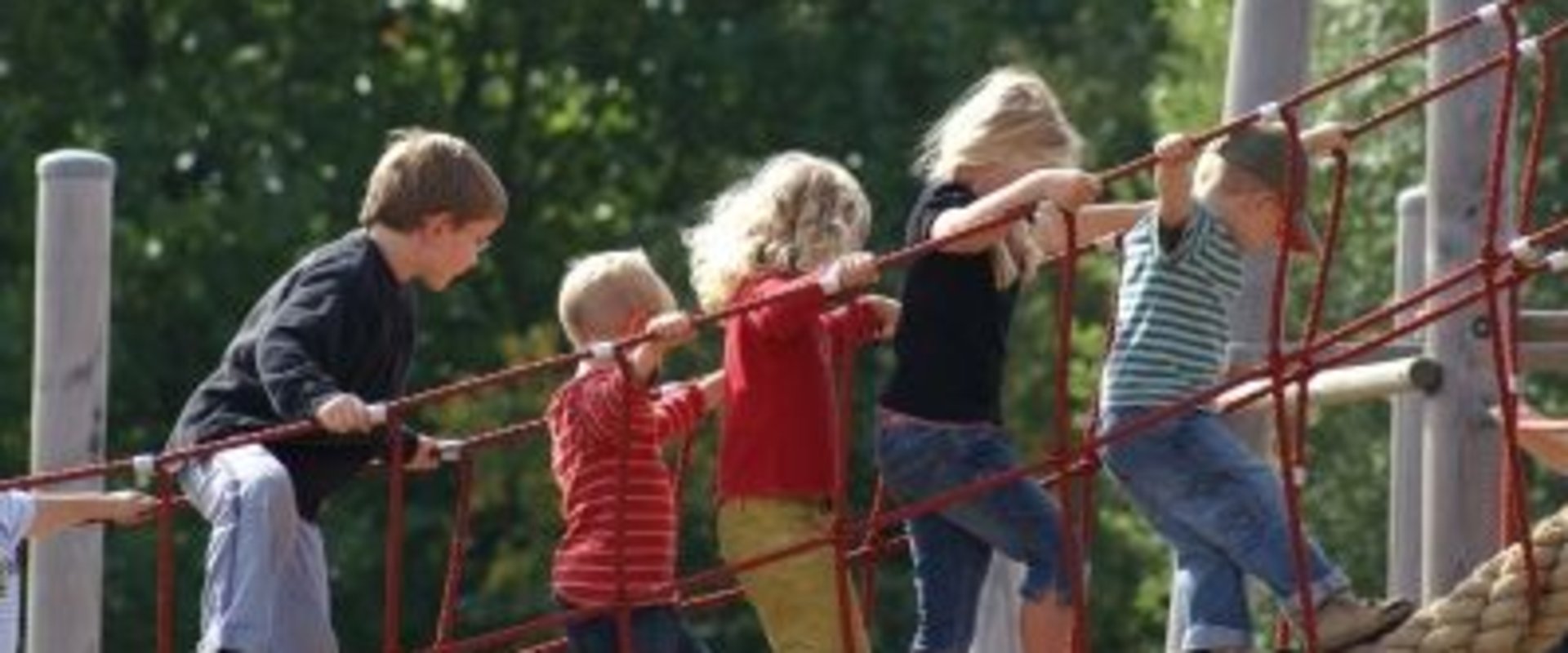 Kinder laufen ein Klettergerüst hoch. Foto: Stephanie Hofschlaeger/pixelio.de