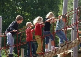 Kinder laufen ein Klettergerüst hoch. Foto: Stephanie Hofschlaeger/pixelio.de