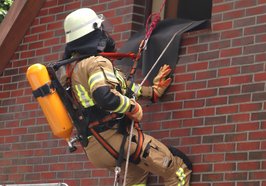 Abseilen aus luftigen Höhen stand auch auf dem Programm bei den Übungsszenarien. Foto: Feuerwehr Oldenburg