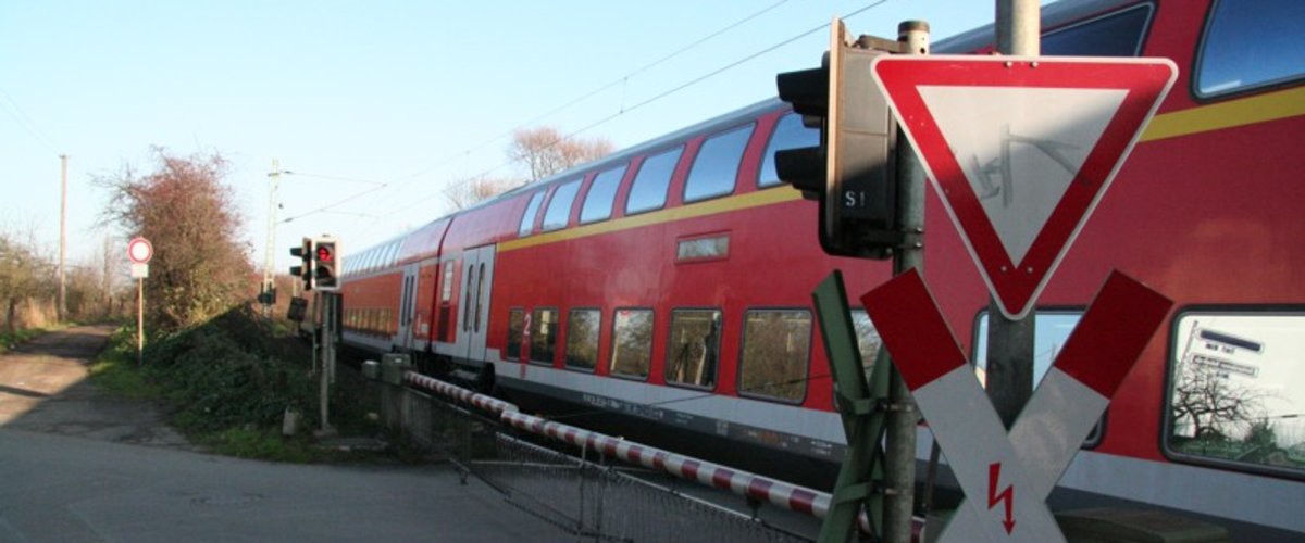 Bahnübergang mit Zug. Foto: Siegfried Baier/Pixelio