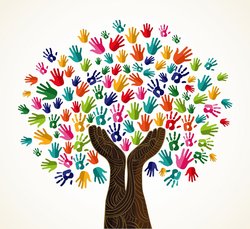 Ein Baum, dessen Blätter aus vielen bunten Kinderhandabdrücken besteht. Foto: cienpiesn/AdobeStock