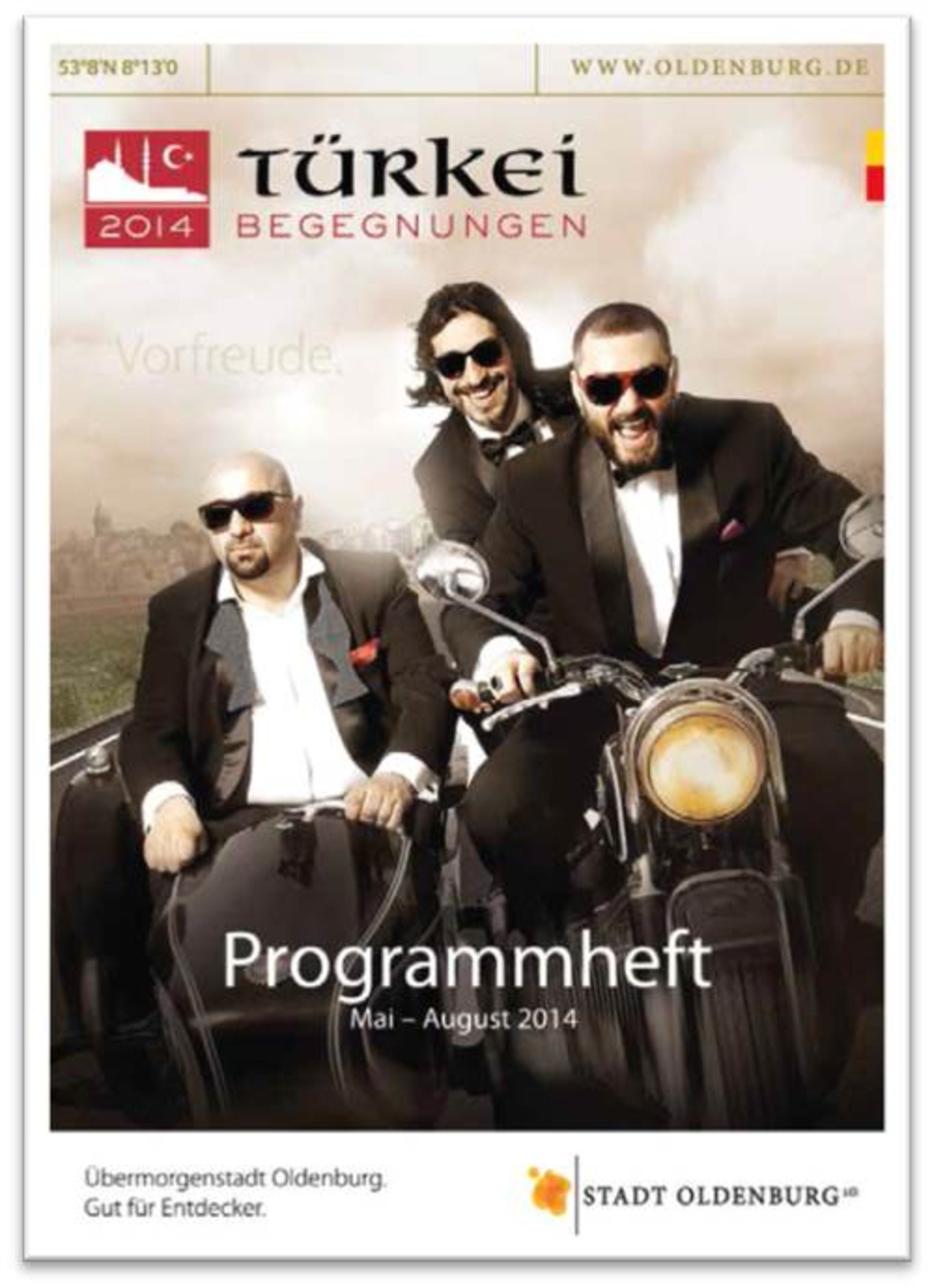 Cover vom Programmheft Mai bis August. Quelle: Stadt Oldenburg/Titelbild: Taksim Trio