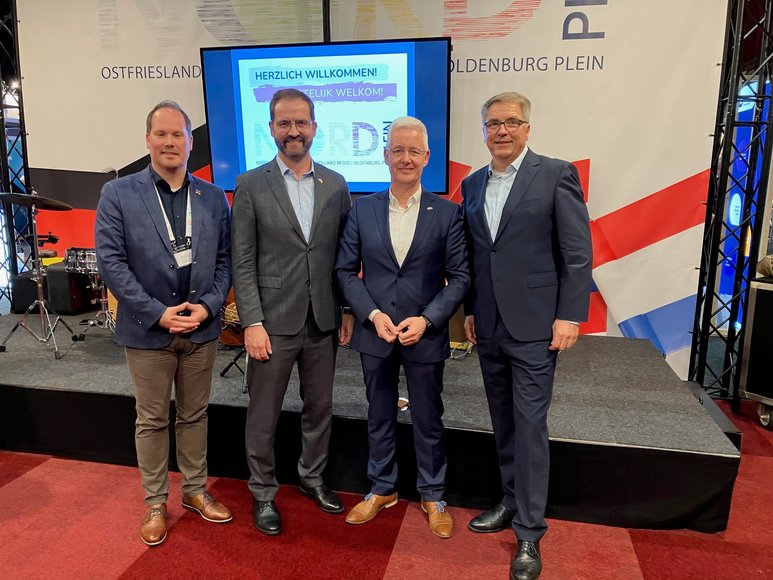 Grußworthaltende (von links): Vincent ten Voorde (Ems Dollart Region), Max Martin Deinhard (IHK für Ostfriesland und Papenburg), Matthias Groote (Landkreis Leer) und Oberbürgermeister Jürgen Krogmann (Stadt Oldenburg). Foto: Stadt Oldenburg