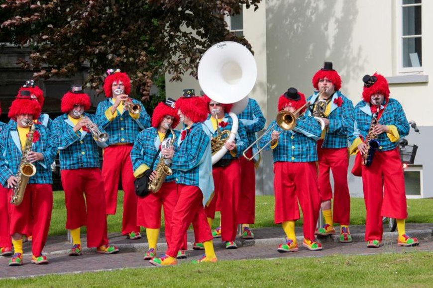 „Les Musiciens en Folie“ vor dem PFL beim Thementag „Aktives Altern“. Foto: Hergen Griesbach/CeWe Color