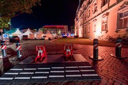 Safety first: Mit neuen mobilen Fahrzeugsperren sichert die Stadt seit dem Sommer Großveranstaltungen. Das Bild zeigt eine Schlossplatz-Einfahrt beim Event „Kochen am Schloss“. Foto: Sascha Stüber Safety first: Mit neuen mobilen Fahrzeugsperren sichert die Stadt seit dem Sommer Großveranstaltungen. Das Bild zeigt eine Schlossplatz-Einfahrt beim Event „Kochen am Schloss“. Foto: Sascha Stüber