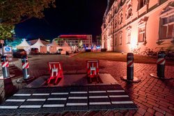 Safety first: Mit neuen mobilen Fahrzeugsperren sichert die Stadt seit dem Sommer Großveranstaltungen. Das Bild zeigt eine Schlossplatz-Einfahrt beim Event „Kochen am Schloss“. Foto: Sascha Stüber