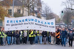 Im Jahr 2024 nahmen rund 2.500 Menschen am „Erinnerungsgang“ teil. Archivfoto: Sascha Stüber Im Jahr 2024 nahmen rund 2.500 Menschen am „Erinnerungsgang“ teil. Archivfoto: Sascha Stüber